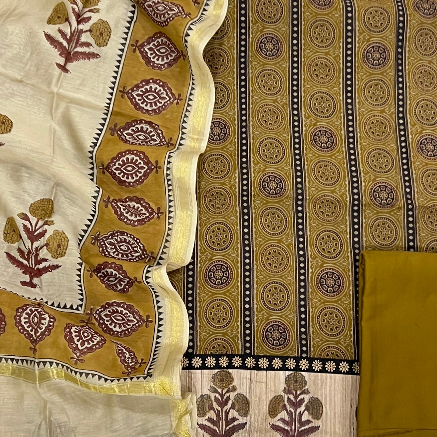 MUSLIN AJRAKH SUIT (PH4919)